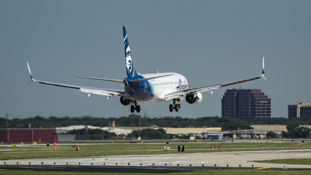 Boeing 737-900 (N237AK) - Just before touching down on runway 13R