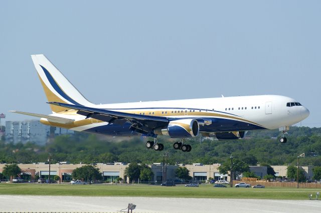 BOEING 767-200 (N767KS) - 12R approach