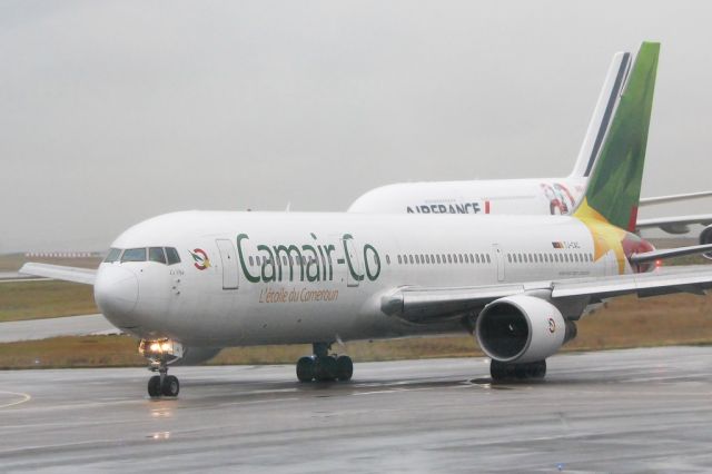 BOEING 767-300 (TJ-CAC) - Cameroon Airlines Corporation Boeing 767 taxiing to runway 26R for it's flight to Douala.