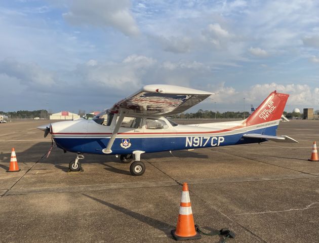 Cessna Skyhawk (N917CP) - On the ramp at Millionaire KAEX