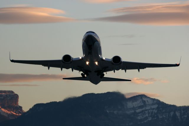 Boeing 737-700 (M-URUS)