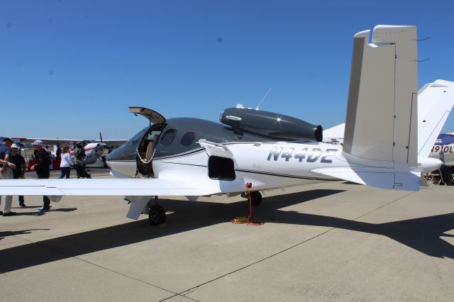 Cirrus Vision SF50 (N44DE)