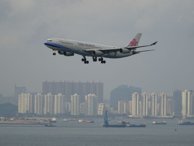 Airbus A340-300 (B-18806)