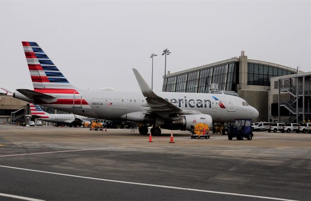 Airbus A319 (N9013A) - The AA A319 equipment with Sharklets are one of my favorites