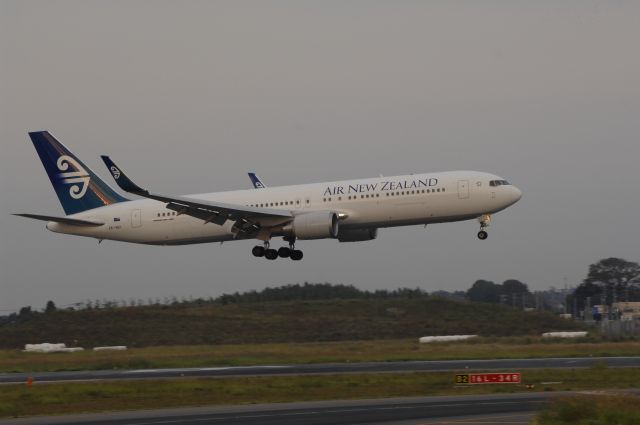 BOEING 767-300 (ZK-NCI) - Landing at NRT Airport Runway 16L on 2011/10/8