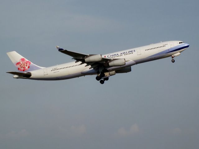 Airbus A340-300 (B-18802)