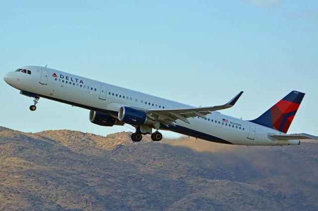 Airbus A321 (N345DN) - Delta Airbus A321-211W N345DN at Phoenix Sky Harbor on August 25, 2018. 
