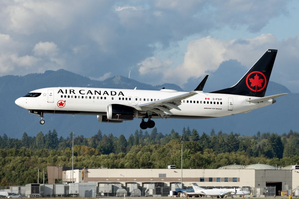 Boeing 737 MAX 8 (C-FSIP)