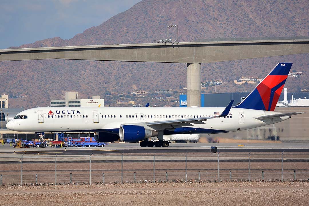 Boeing 757-200 (N6706Q) - Delta Boeing 757-232 N6706Q at Phoenix Sky Harbor on January 9, 2016. Itfirst flew on March 21, 2001. Its construction number is 30422. It was delivered to Delta on May 3, 2000. 
