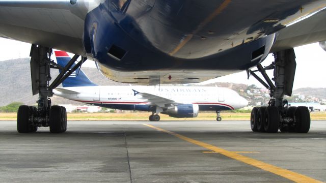 Airbus A319 (N738US)