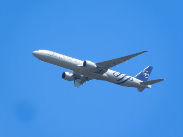 BOEING 777-300ER (F-GZNN) - Great to have a house on the ILS path of runway 14 of SSR international Airport (FIMP)