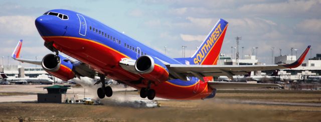 Boeing 737-700 (N642WN) - Departing runway 25 on April 3, 2017 for Las Vegas.