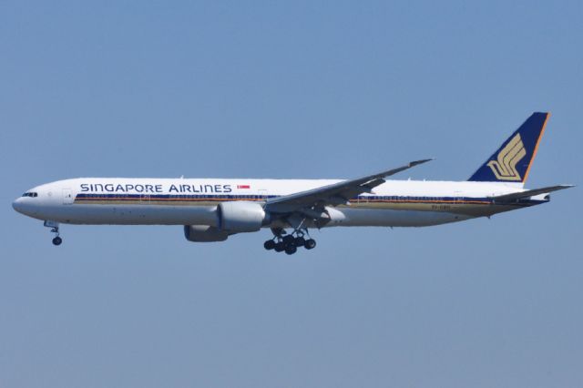 BOEING 777-300 (9V-SWH)