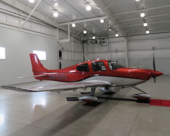 Cirrus SR-22 (N810PV)