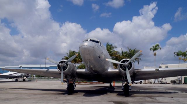 Douglas DC-3 —