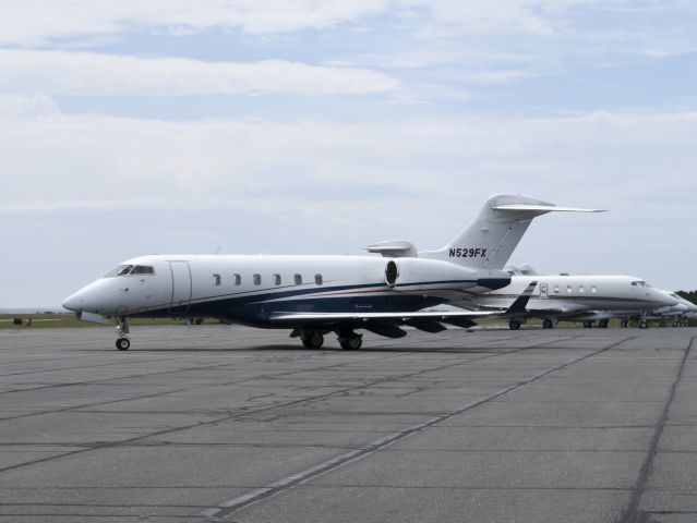 Bombardier Challenger 300 (N529FX)