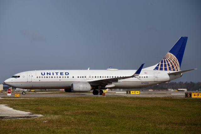 Boeing 737-800 (N73256)