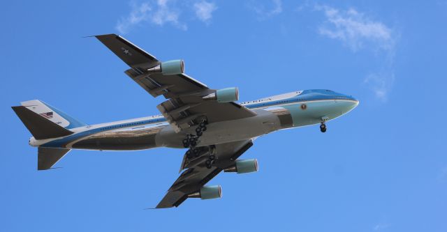 Boeing 747-200 (N28000) - On short final is Air Force One. a 1987 Boeing 747-2G4B (VC-25B) spotted from the Navy Yard in the Autumn of 2022.