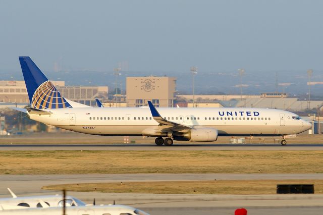 Boeing 737-900 (N37427) - 12R departure at sunset.