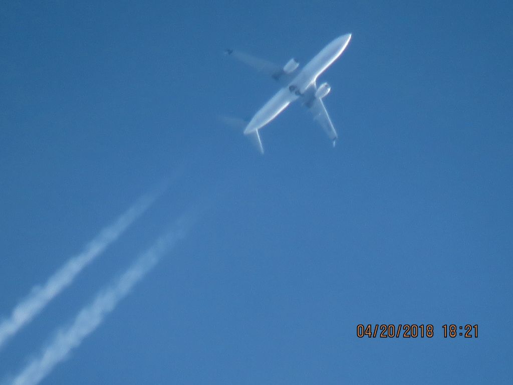 Boeing 737-800 (C-FCSX)
