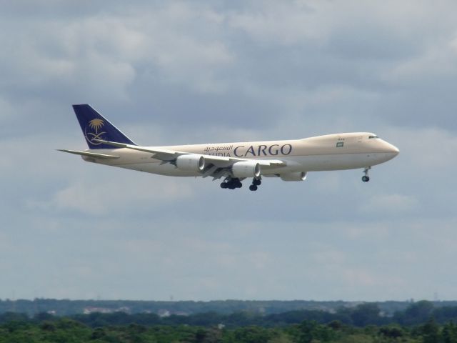 BOEING 747-8 (HZ-AI3) - B747-87UF der Saudia Cargo mit der Reg HZ-AI3 kurz vor der Landung, fotografiert am 24.02.2014 von der Besucherterrasse T2 des Airport FRA.