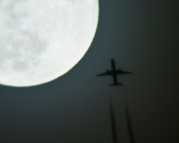 Boeing 757-200 (N704X) - Delta  flight 496 JFK  to  San Francisco 32,000 ft. over Cleveland  making a pass at the Super Moon 12,3.17.