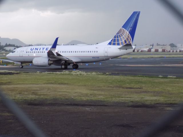 Boeing 737-700 (N16703)