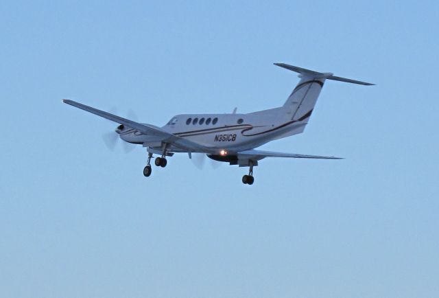 Beechcraft Super King Air 200 (N351CB) - Take off RW 26