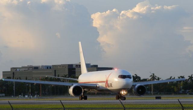 BOEING 767-300 (N317CM)