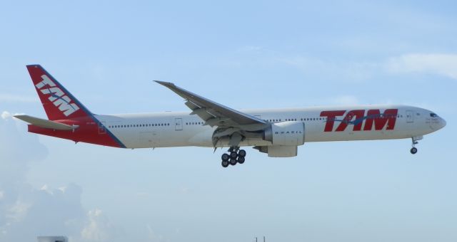 BOEING 777-300ER (PT-MUC)