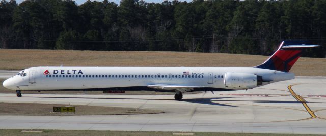 McDonnell Douglas MD-90 (N924DN)