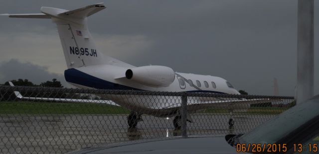 Embraer Phenom 300 (N895JH)