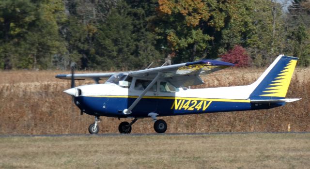 Cessna Skyhawk (N1424V) - Shown here is a 1974 Cessna 172M Skyhawk in the Autumn of 2024.