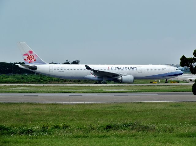 Airbus A330-300 (B-18352)