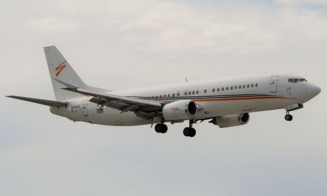 BOEING 737-400 (N440US)