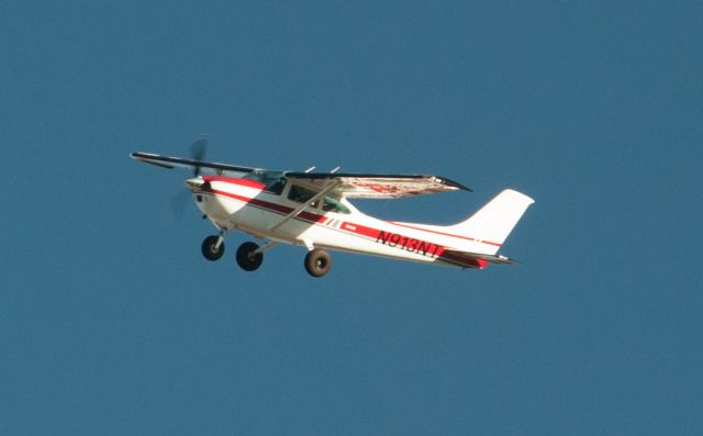 Cessna Skylane (N913NT) - Left cross wind from 27 at Carson City