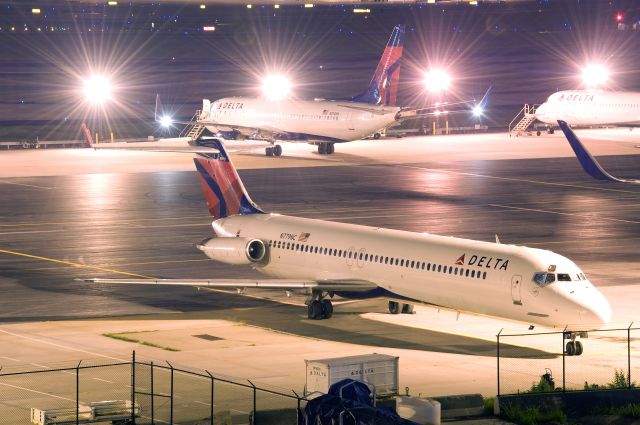 McDonnell Douglas DC-9-50 (N779NC) - N779NC  DC-9-51  DAL  KATL  20110723