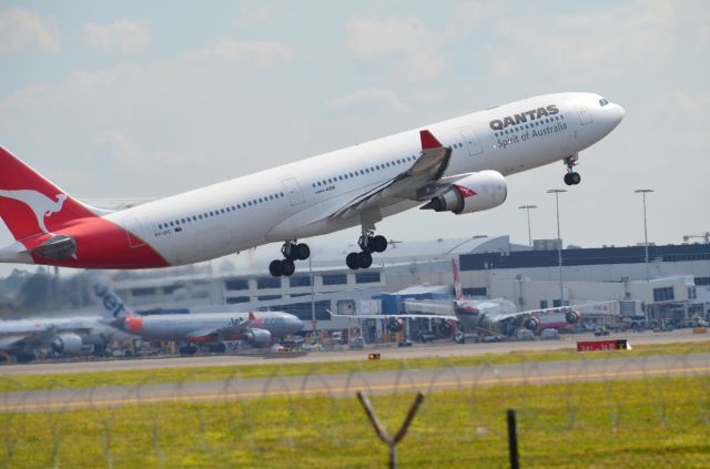 Airbus A330-300 (VH-QPC) - Taking off