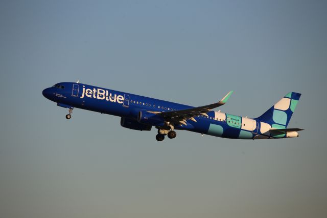 Airbus A321 (N986JB)