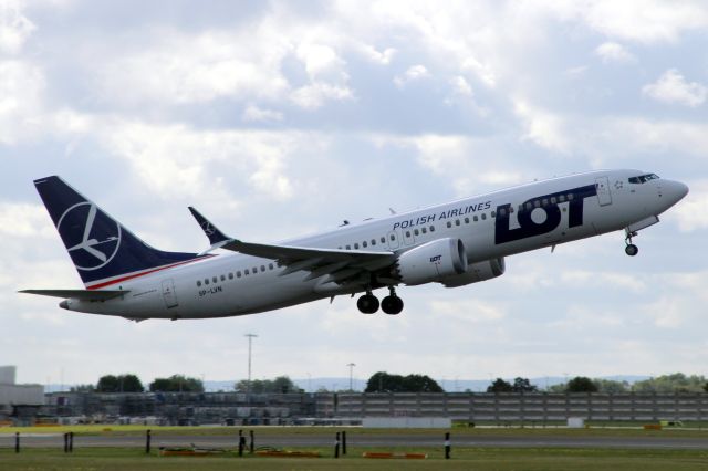 Boeing 737 MAX 8 (SP-LVN) - Airborne off rwy 27L on 11-Sep-24 operating flight LOT282 to EPWA.