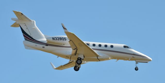 Embraer Phenom 300 (N328QS)