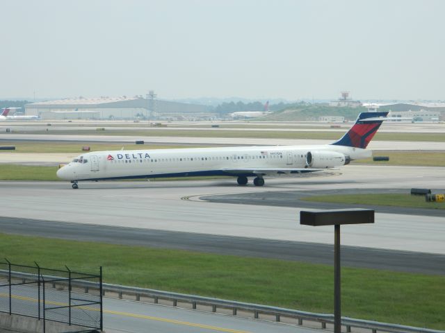 McDonnell Douglas MD-90 (N917DN)