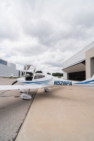 Diamond Star (N528PA) - N528PA on the ramp at CYXU 7/18/24