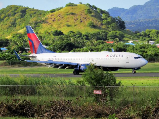 Boeing 737-800 (N3759)