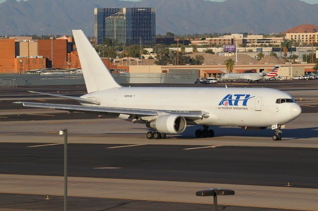 BOEING 767-200 (N255CM)