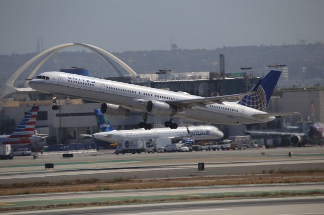 BOEING 757-300 (N75854)