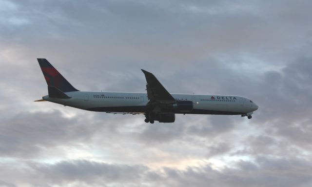 BOEING 767-400 (N831MH)