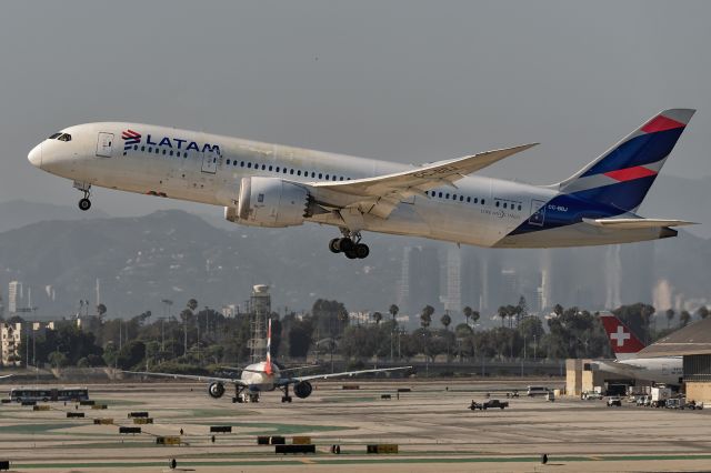 Boeing 787-8 (CC-BBJ) - 12th August, 2024: The delayed flight LA 603 bound for Comodoro Arturo Merino Benitez International Airport in Santiago, Chile is seen taking off from runway 25R at LAX. 