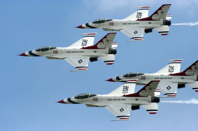 — — - USAF "Thunderbirds" performing at Niagara Falls, NY Airshow. 11-Sept-11.