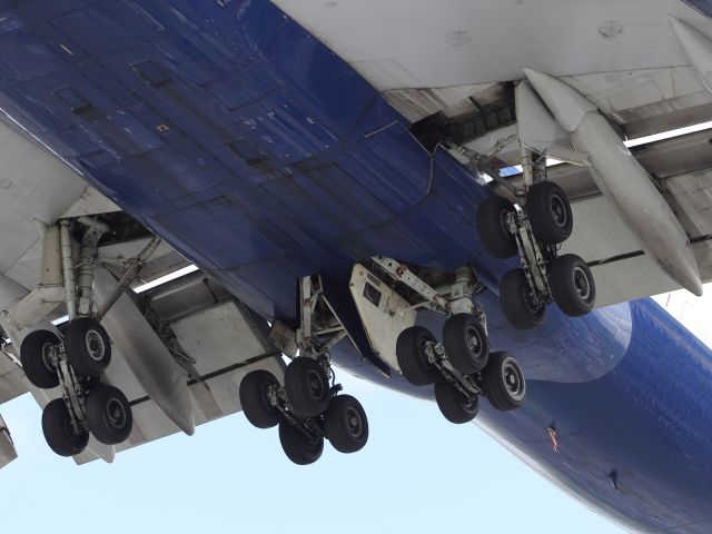 Boeing 747-200 — - Main landing gear of a B747-400. The two main body gears have hydraulic actuators to allow the trucks to turn at a slight angle in turns to avoid tyre scrubbing.